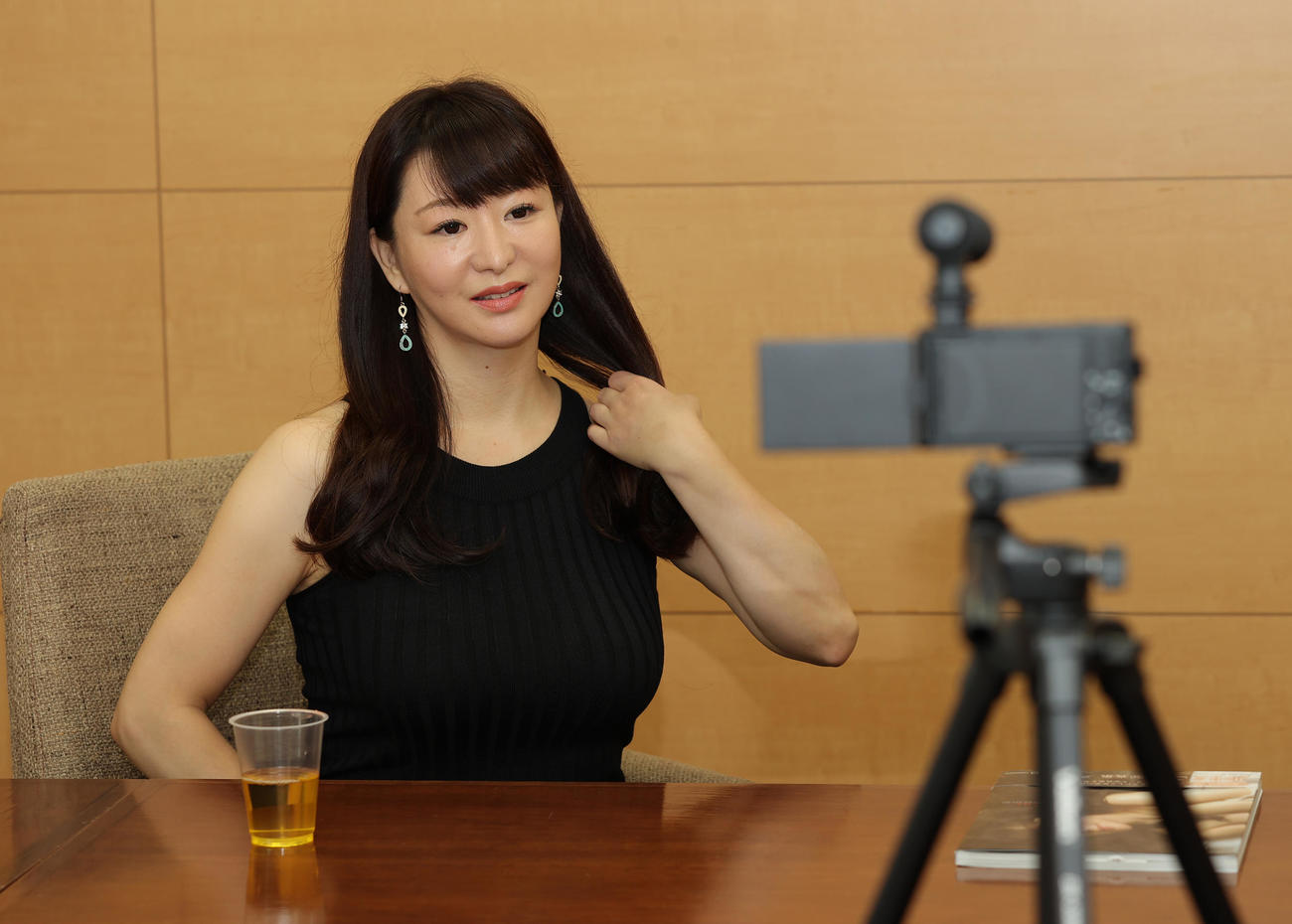 動画を撮影する歩りえこ