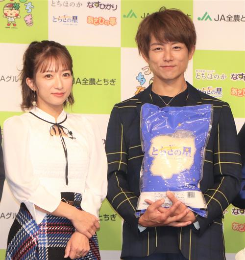 「栃木米アンバサダーお披露目会」にスペシャルゲストとして登場した辻希美（左）と杉浦太陽（撮影・藤塚大輔）