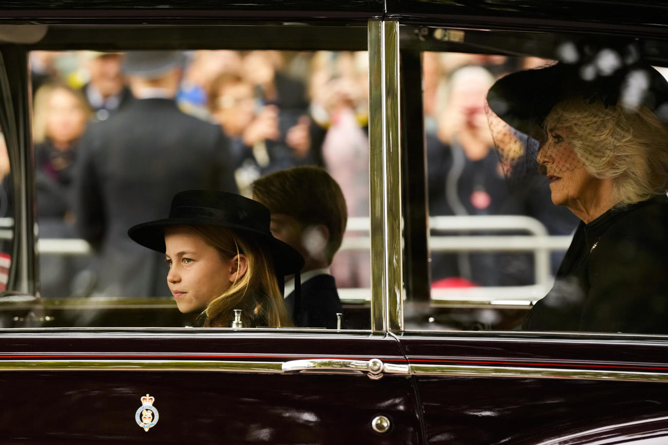 国葬参列のため車で到着したシャーロット王女。右はカミラ王妃（AP）