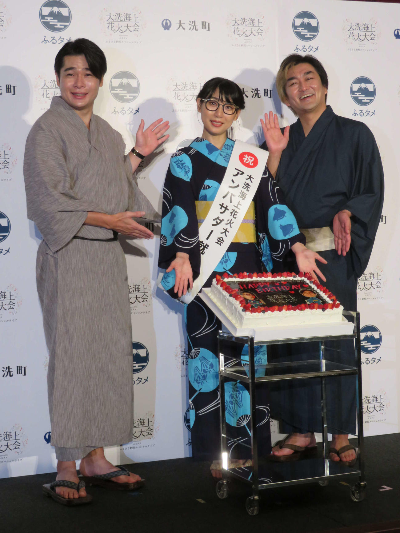 「大洗海上花火大会　Supported by　ふるタメ」アンバサダー就任記者発表会に出席した、左から平成ノブシコブシ吉村崇、BiSHのハシヤスメ・アツコ、徳井健太（撮影・村上幸将）