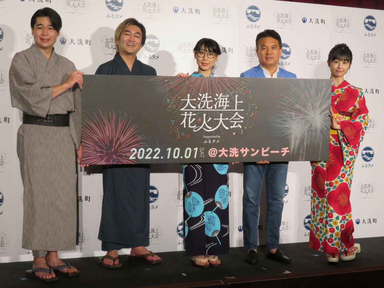 「大洗海上花火大会　Supported by　ふるタメ」アンバサダー就任記者発表会に出席した、左から平成ノブシコブシ吉村崇、徳井健太、BiSHのハシヤスメ・アツコ、國井豊大洗町長、くりえみ（撮影・村上幸将）