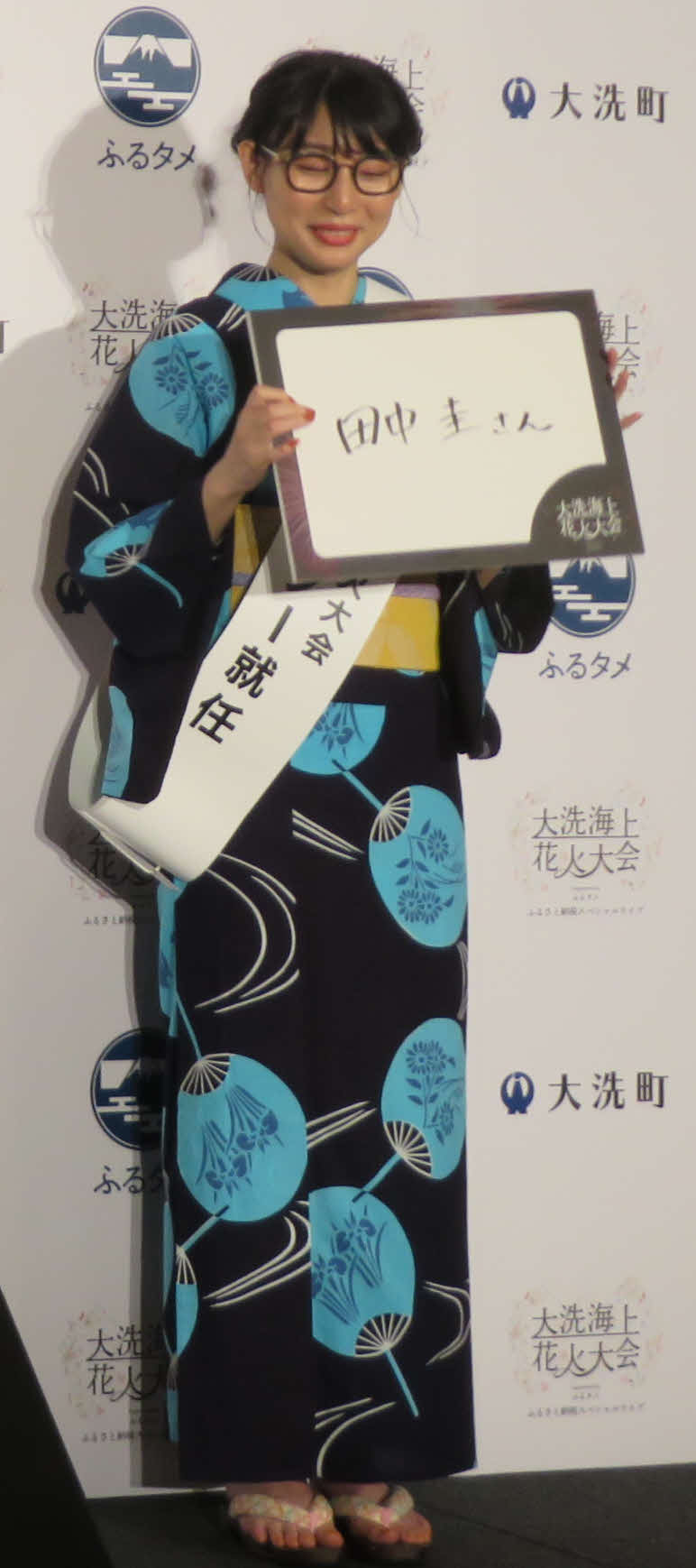 「大洗海上花火大会　Supported by　ふるタメ」アンバサダー就任記者発表会で、花火に行きたい相手として「田中圭さん」とフリップに書いた、BiSHのハシヤスメ・アツコ、徳井健太（撮影・村上幸将）