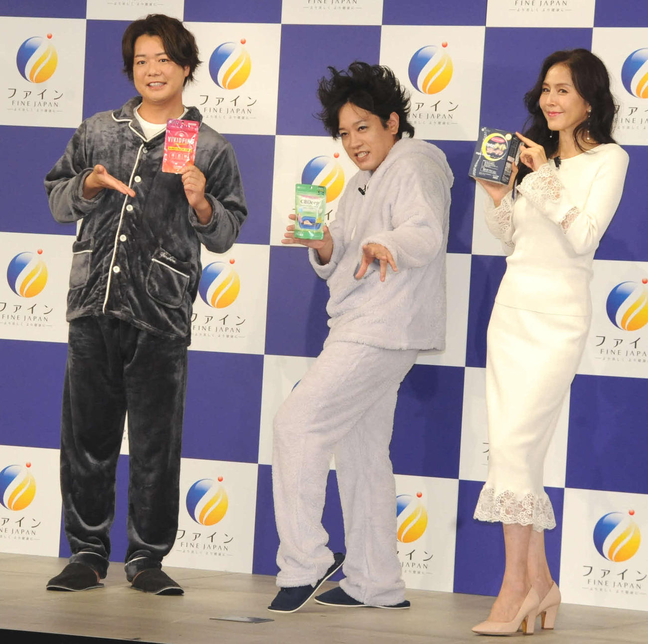 「ファイン秋冬新商品アンバサダー就任式＆新商品発表会」に出席した、左からぺこぱのシュウペイ、松陰寺太勇、杉本彩（撮影・松尾幸之介）