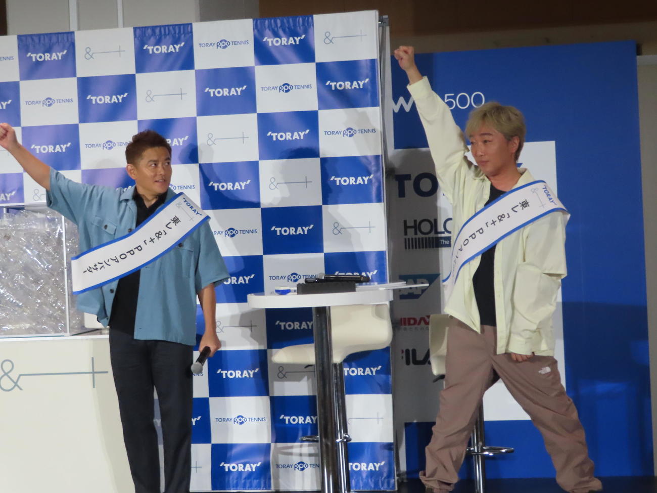 東レのアンバサダーに就任し、右手を突き上げるスピードワゴン
