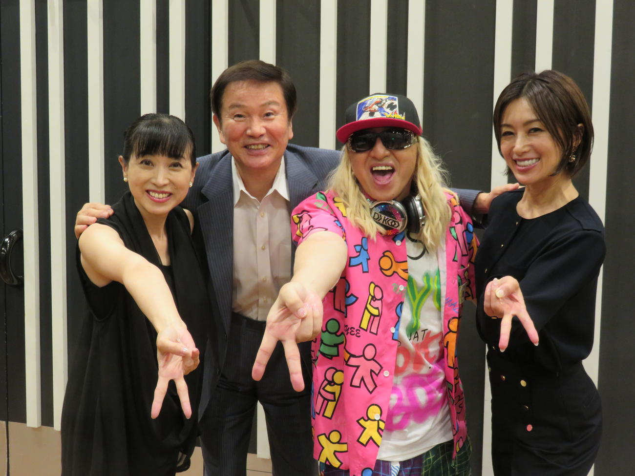 森田健作（左から2人目）のラジオ番組にゲスト出演したDJ KOO（同3人目）。アシスタントの酒井法子（右）西村知美
