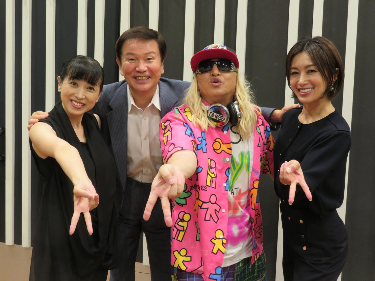 森田健作（左から2人目）のラジオ番組にゲスト出演したDJ KOO（同3人目）。アシスタントの酒井法子（右）西村知美