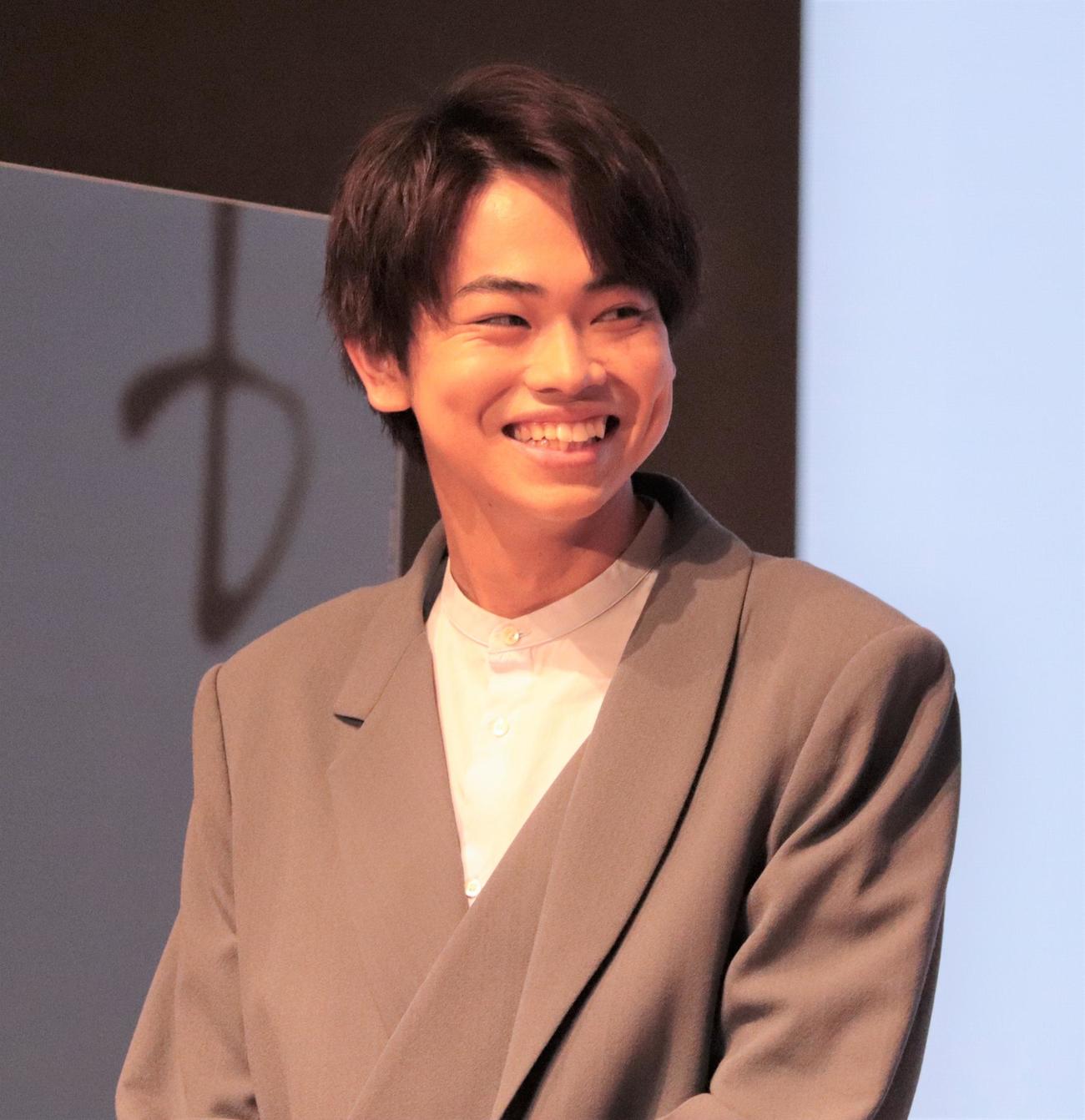 「LINE NEWS VISION『トップギフト』完成報告イベント」に登壇し笑顔を見せる菅生新樹（撮影・藤塚大輔）