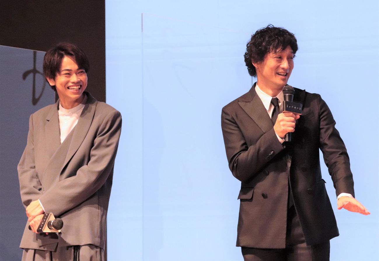「LINE NEWS VISION『トップギフト』完成報告イベント」で安藤政信（右）の話を笑顔で聞く菅生新樹（撮影・藤塚大輔）