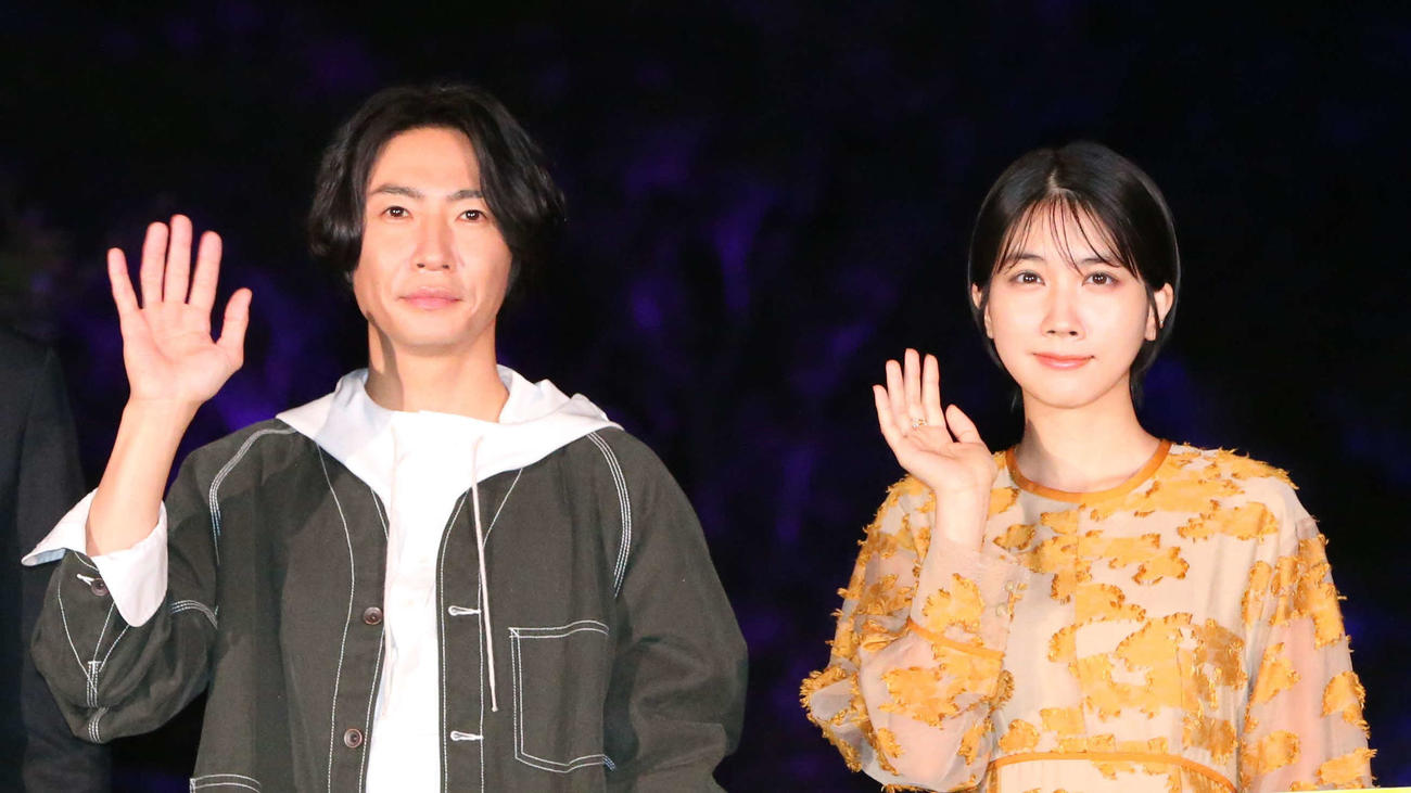 映画「“それ”がいる森」の公開直前イベントに登壇した左から相葉雅紀、松本穂香（撮影・星夏穂）
