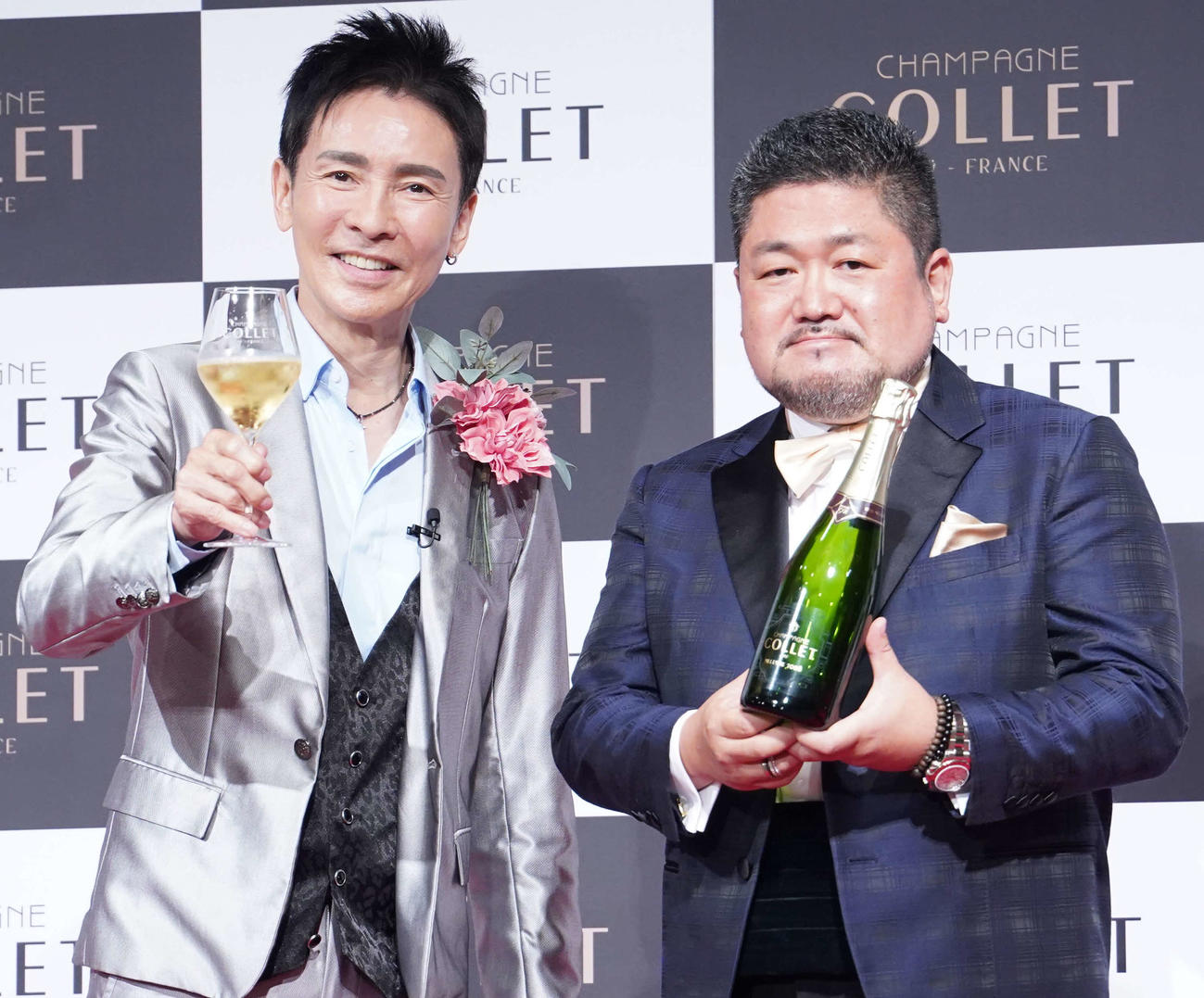 シャンパーニュ「COLLET」の新CM発表会に出席した、郷ひろみ（左）（撮影・佐藤勝亮）