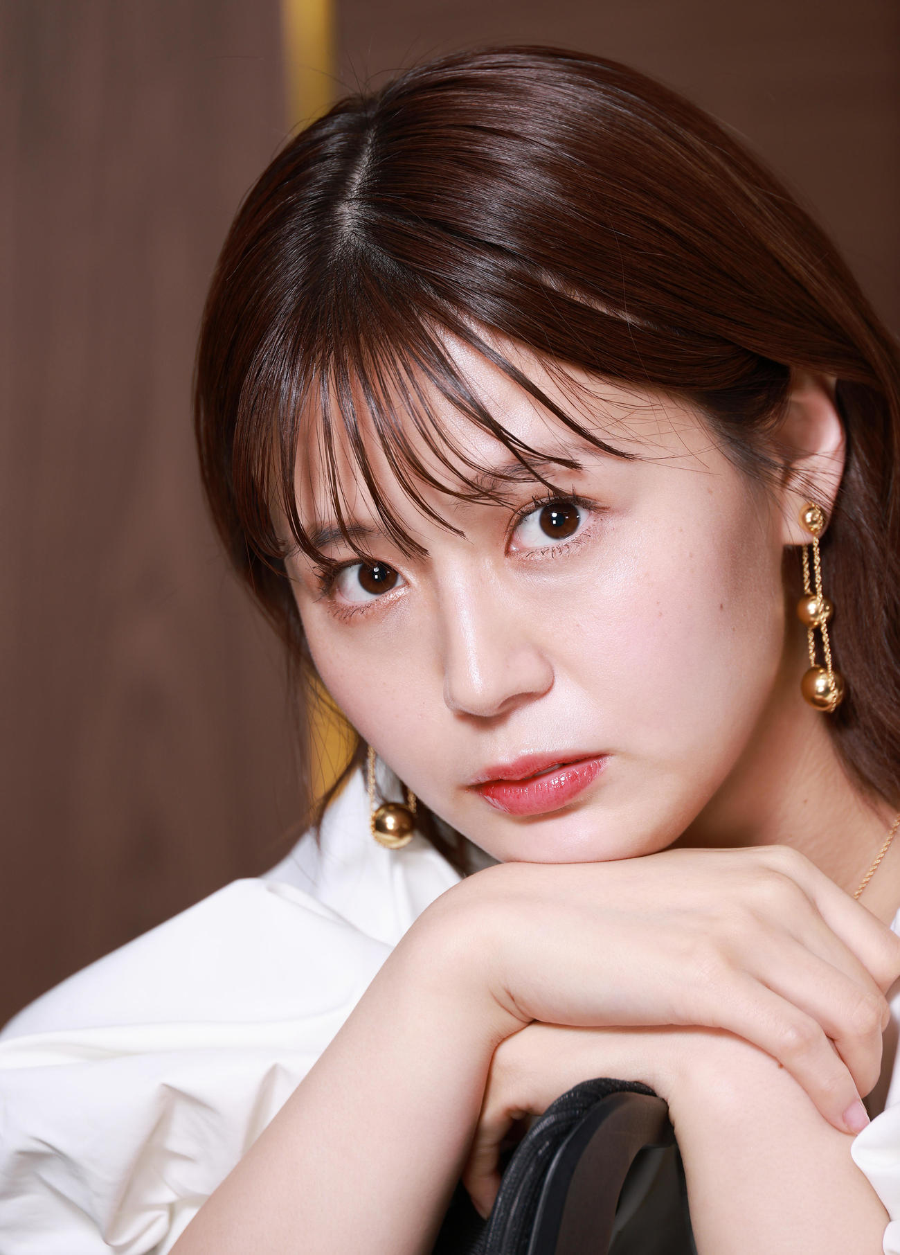 印象的な瞳でレンズを見つめる井口綾子（撮影・中島郁夫）