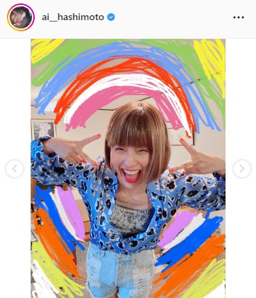 満面の笑みでギャルポーズをとる橋本愛（橋本愛のインスタグラムより）