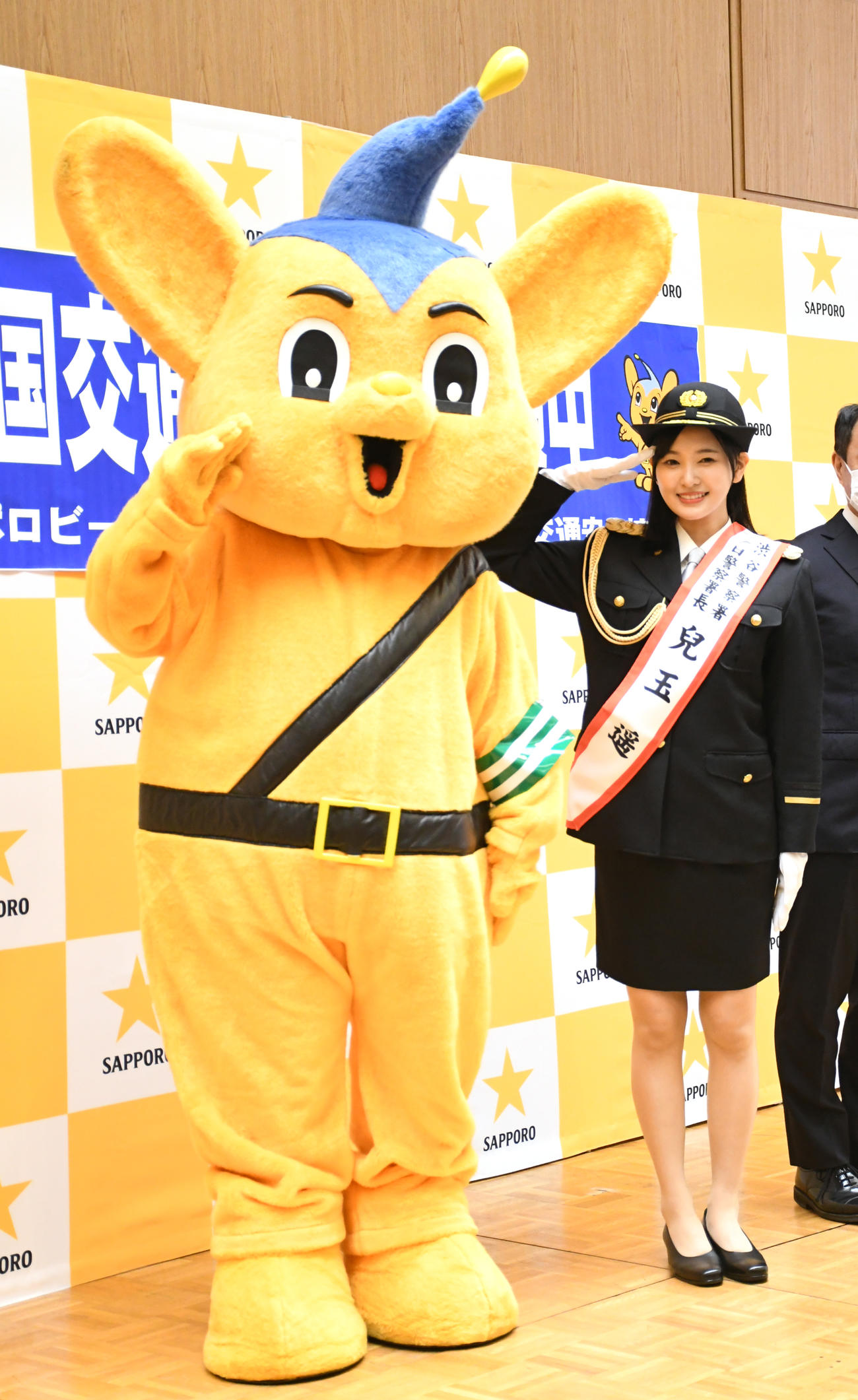 渋谷署一日署長としてピーポくんと敬礼ポーズで交通安全を呼びかける兒玉遥（撮影・大友陽平）