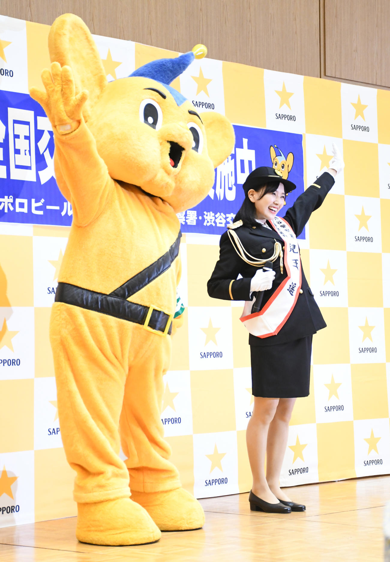 渋谷署一日署長としてピーポくんとポーズを決めて交通安全を呼びかける兒玉遥（撮影・大友陽平）