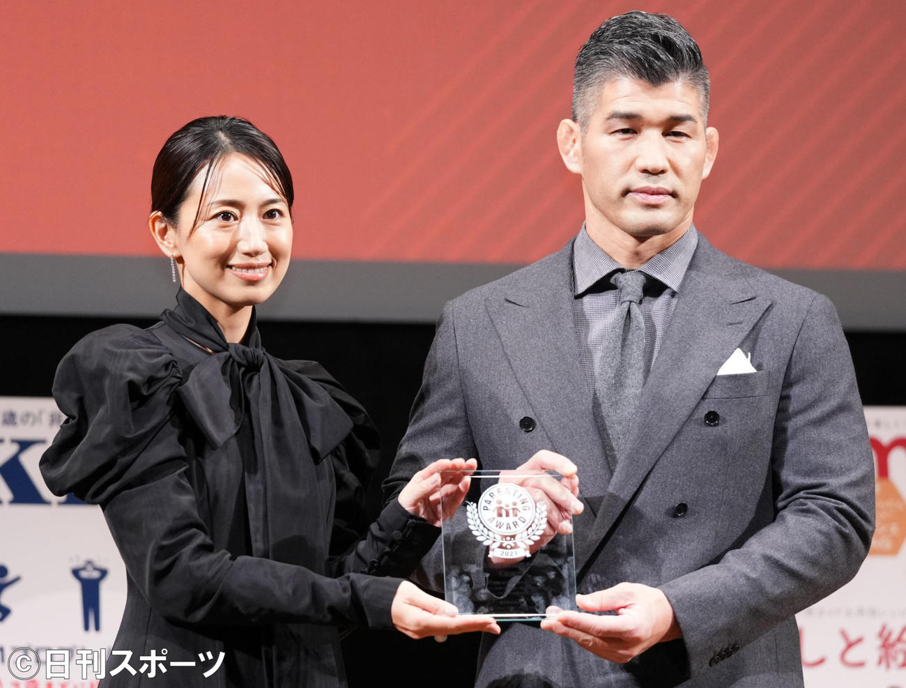 井上康生（右）と東原亜希夫妻（2021年11月）