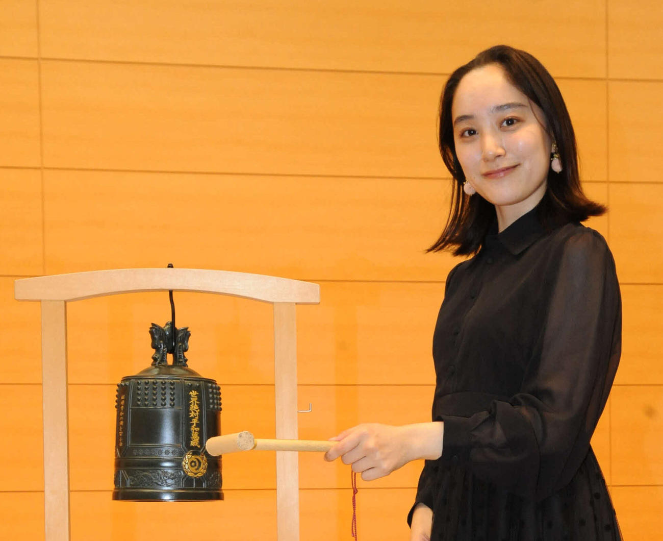 「国際平和デーに全国で平和を祈る鐘打式」で司会を務めた女優の吉田美佳子（撮影・松尾幸之介）