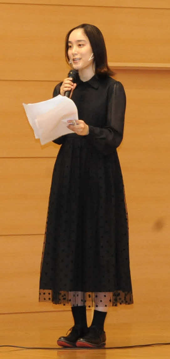 「国際平和デーに全国で平和を祈る鐘打式」で司会を務めた女優の吉田美佳子（撮影・松尾幸之介）