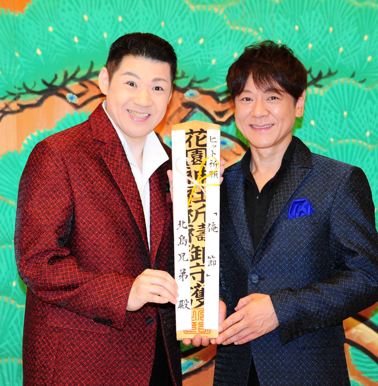 新曲「俺節」（21日発売）の歌唱奉納とヒット祈願を行った、ユニット「北島兄弟」。大江裕（左）と北山たけし