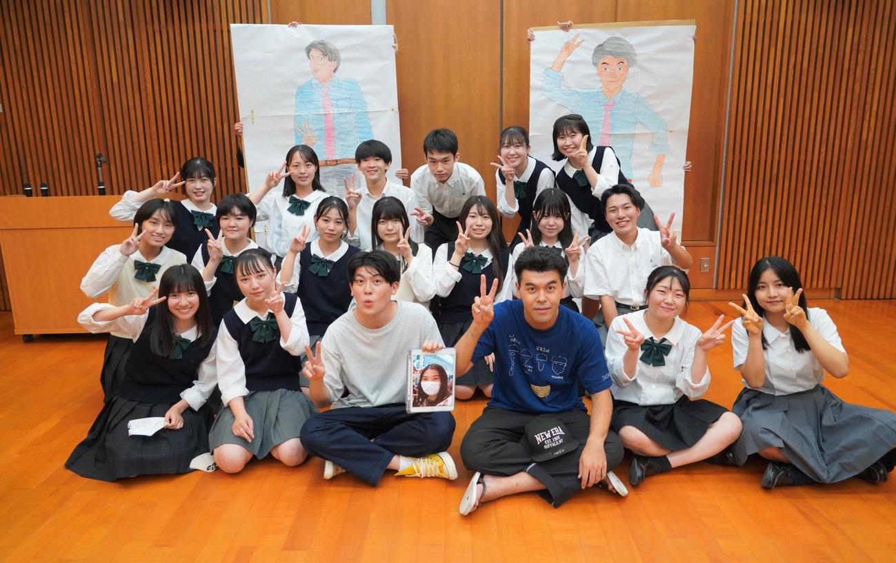 ライブイベント「土佐兄弟の青春文化祭2022～Zったい忘れられない1日をキミに～」の準備で、高校生と作業した土佐兄弟（前列中央）（撮影・佐藤成）