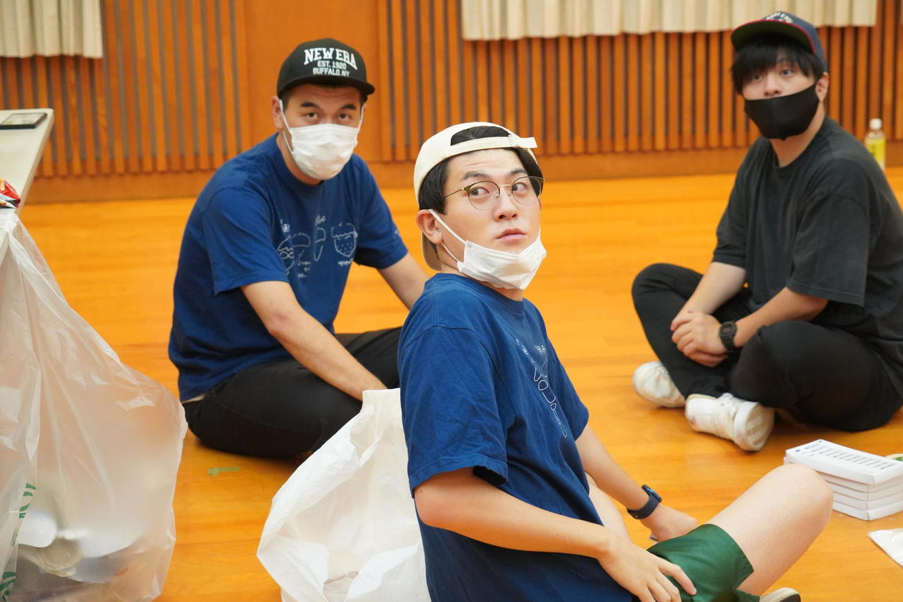 ライブイベント「土佐兄弟の青春文化祭2022～Zったい忘れられない1日をキミに～」の準備で、母校で作業する土佐兄弟の卓也（左）と有輝（撮影・佐藤成）