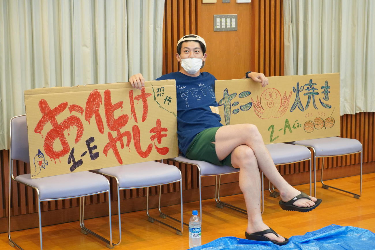 ライブイベント「土佐兄弟の青春文化祭2022～Zったい忘れられない1日をキミに～」の準備で、高校生と作業する土佐兄弟の有輝（撮影・佐藤成）