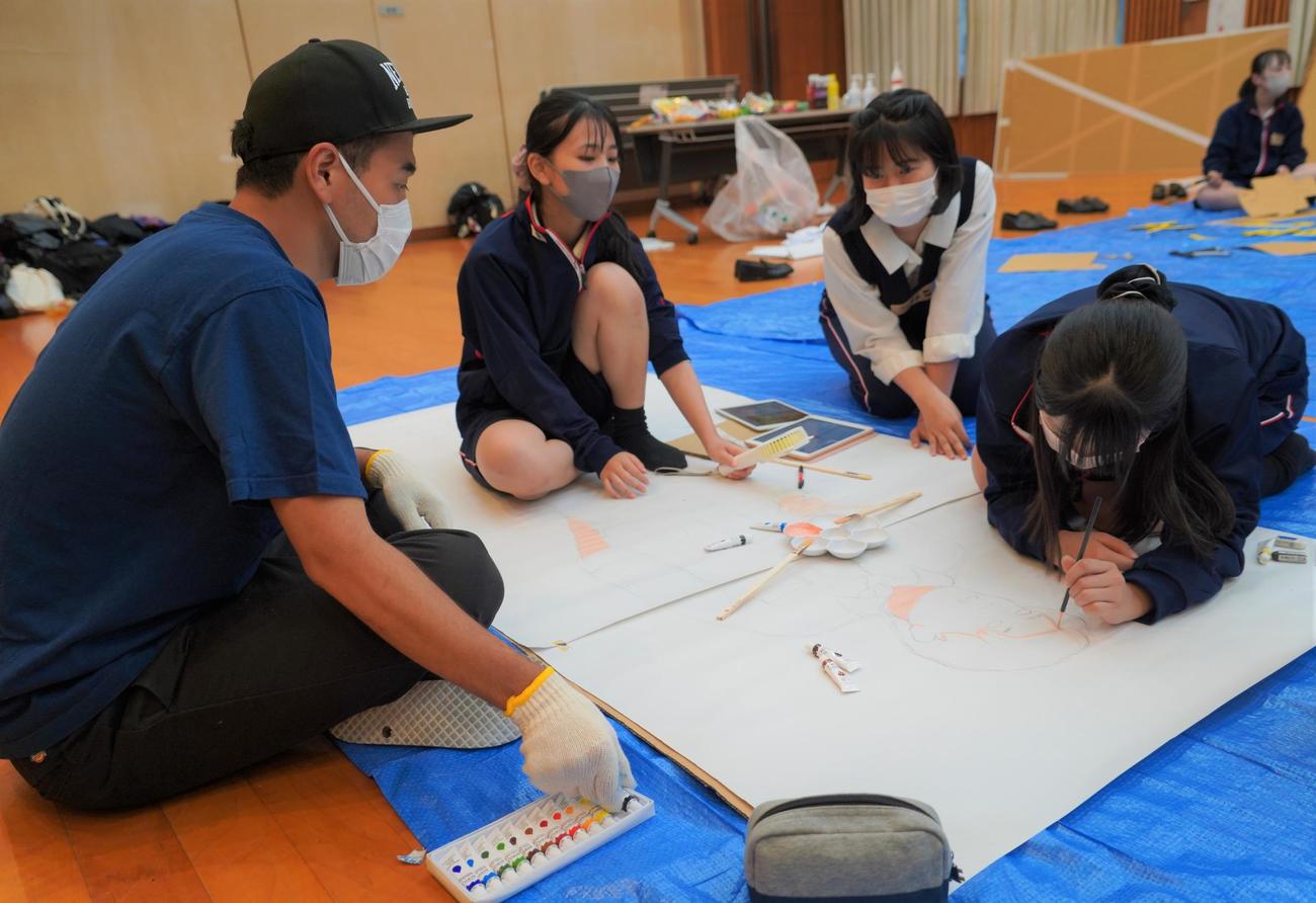 ライブイベント「土佐兄弟の青春文化祭2022～Zったい忘れられない1日をキミに～」の準備で、高校生と作業する土佐兄弟の卓也（撮影・佐藤成）