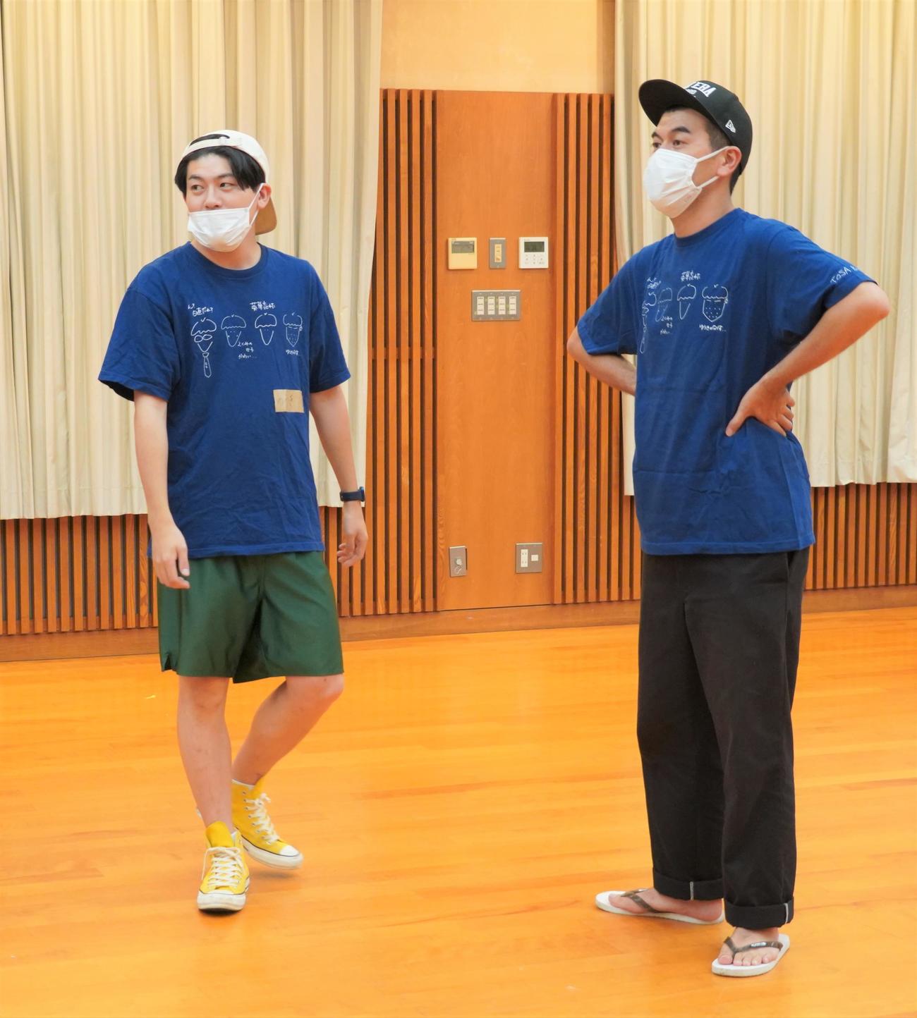 ライブイベント「土佐兄弟の青春文化祭2022～Zったい忘れられない1日をキミに～」の準備で、母校で作業する土佐兄弟の有輝（左）と卓也（撮影・佐藤成）