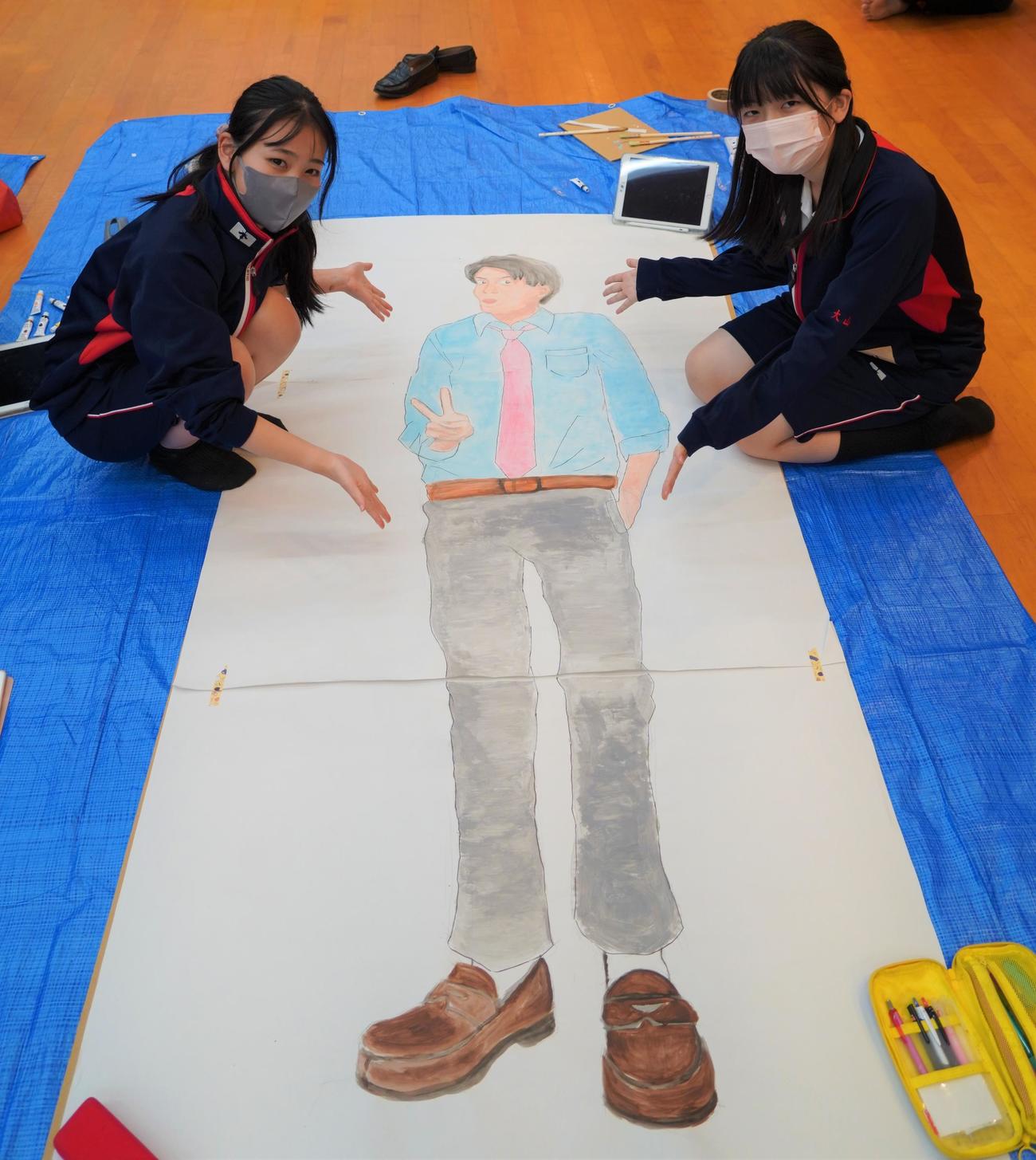 土佐兄弟の有輝の似顔絵を描いた高校生（撮影・佐藤成）