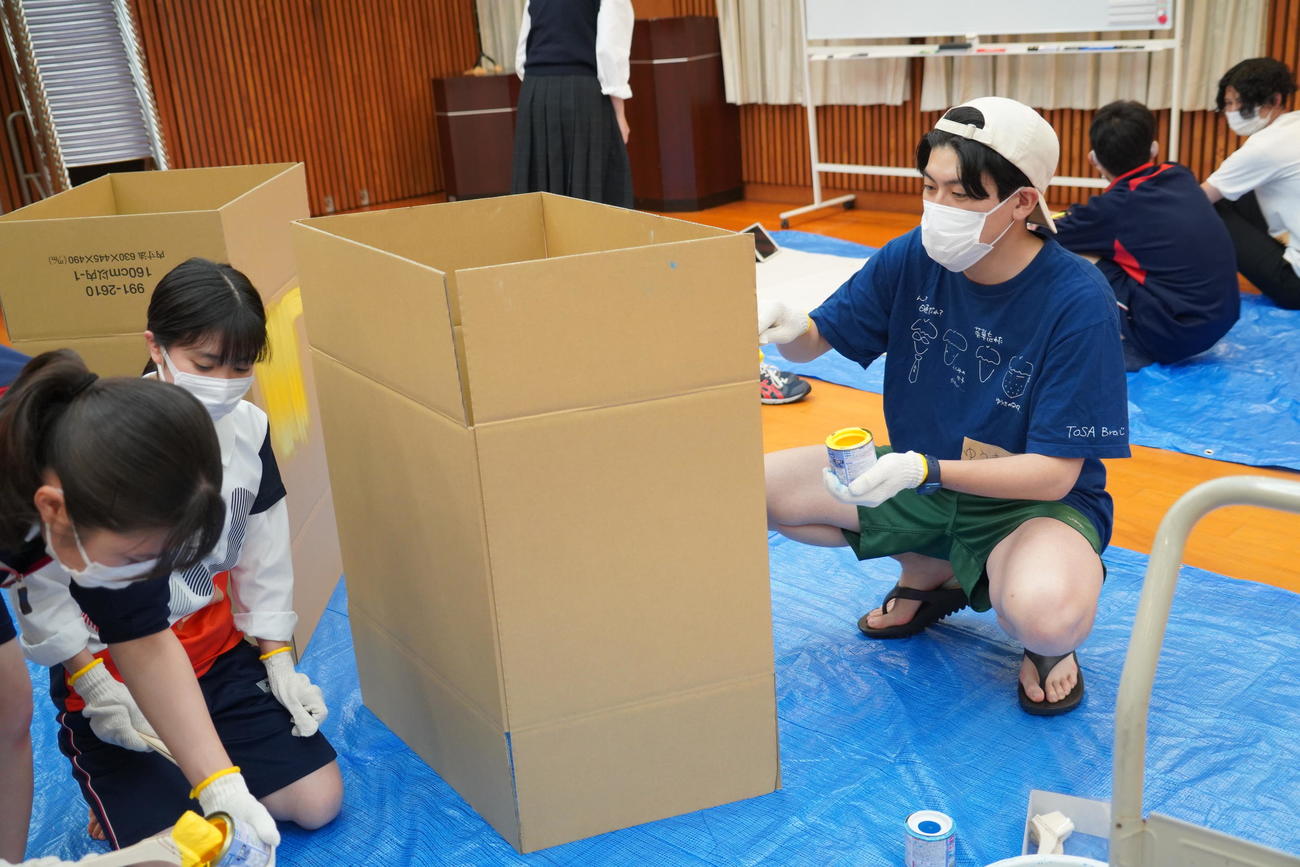 ライブイベント「土佐兄弟の青春文化祭2022～Zったい忘れられない1日をキミに～」の準備で、高校生と作業する土佐兄弟の有輝（撮影・佐藤成）