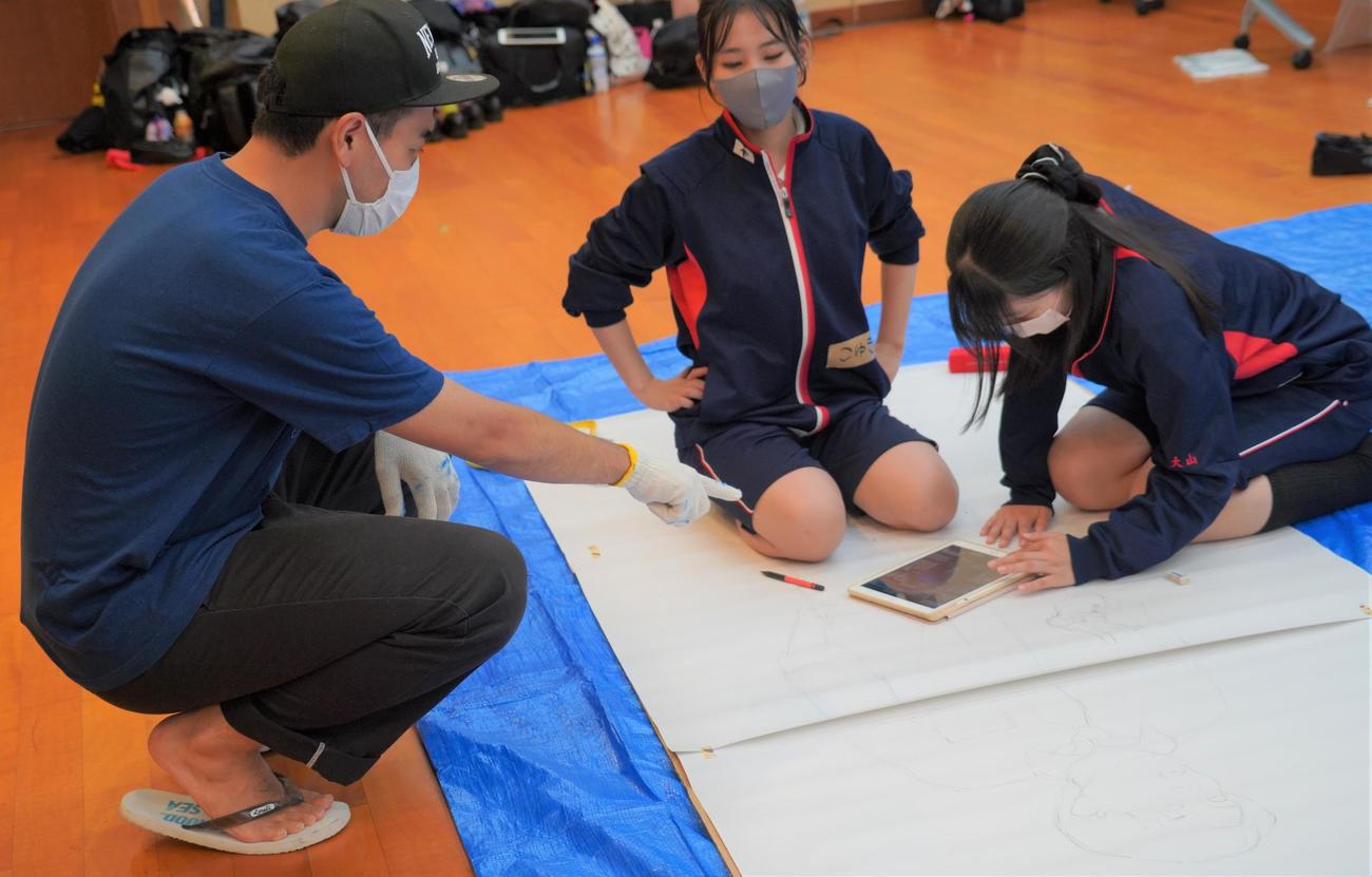 ライブイベント「土佐兄弟の青春文化祭2022～Zったい忘れられない1日をキミに～」の準備で、高校生と作業する土佐兄弟の卓也（撮影・佐藤成）