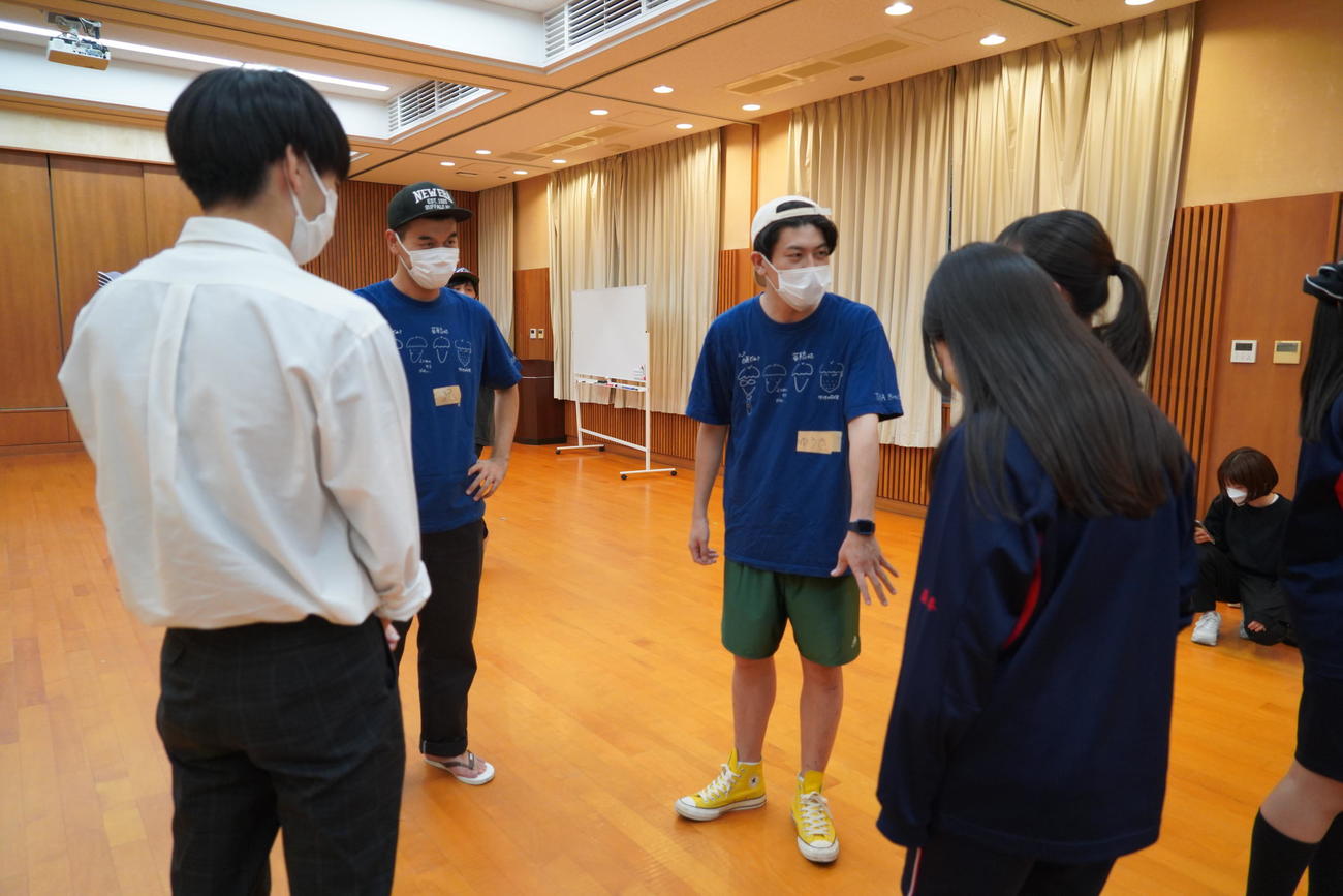 ライブイベント「土佐兄弟の青春文化祭2022～Zったい忘れられない1日をキミに～」の準備で、母校で作業する土佐兄弟の卓也（左）と有輝（撮影・佐藤成）