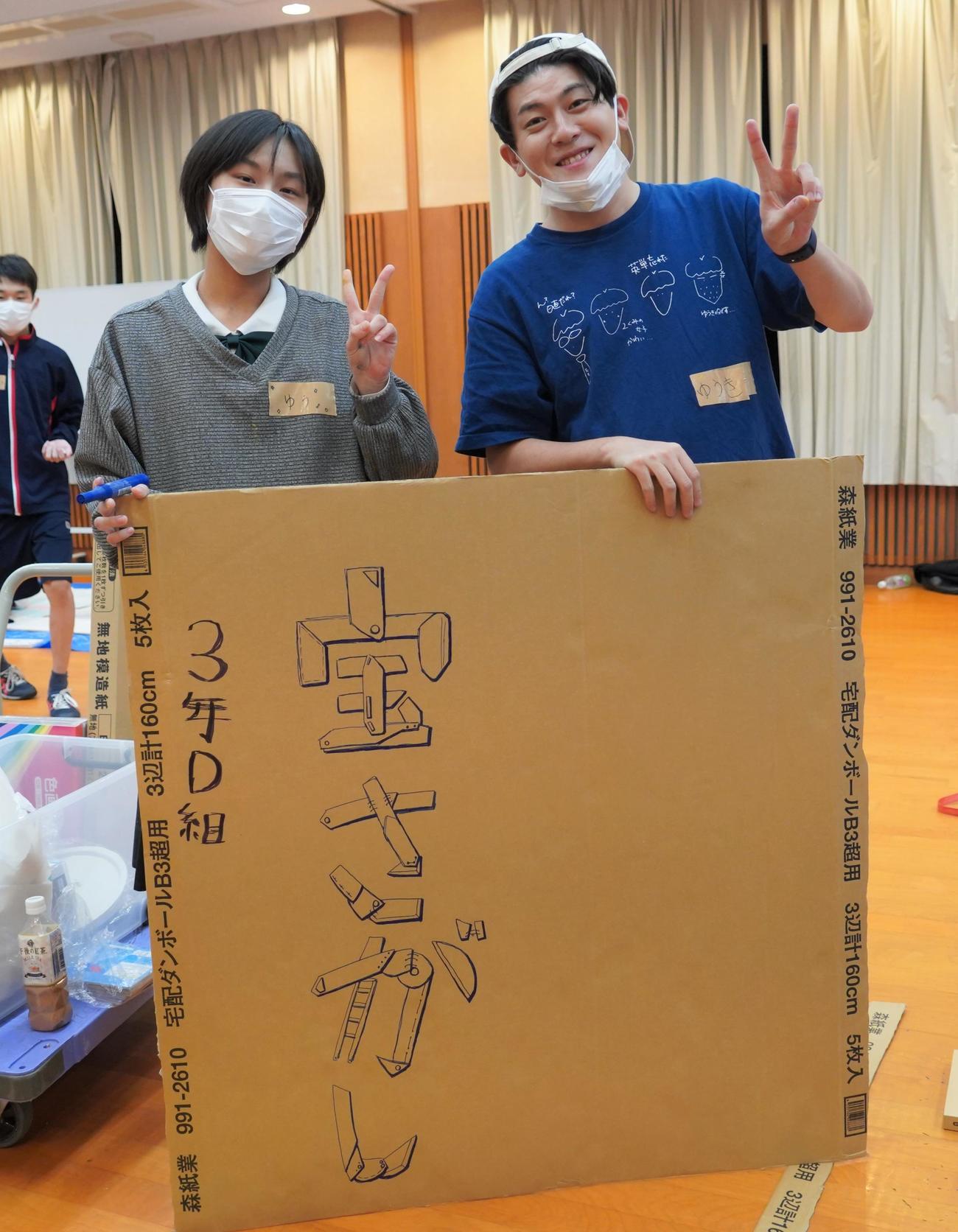 ライブイベント「土佐兄弟の青春文化祭2022～Zったい忘れられない1日をキミに～」の準備で、高校生と作業する土佐兄弟の有輝（撮影・佐藤成）