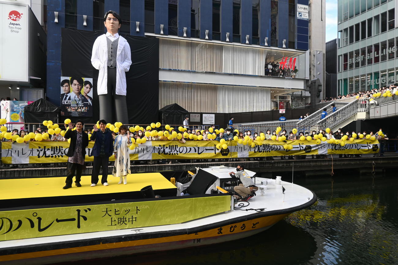 大阪・道頓堀に設置された「湯川先生像」をバックにでフォトセッションに臨む左から北村一輝、福山雅治、柴咲コウ（撮影・松浦隆司）