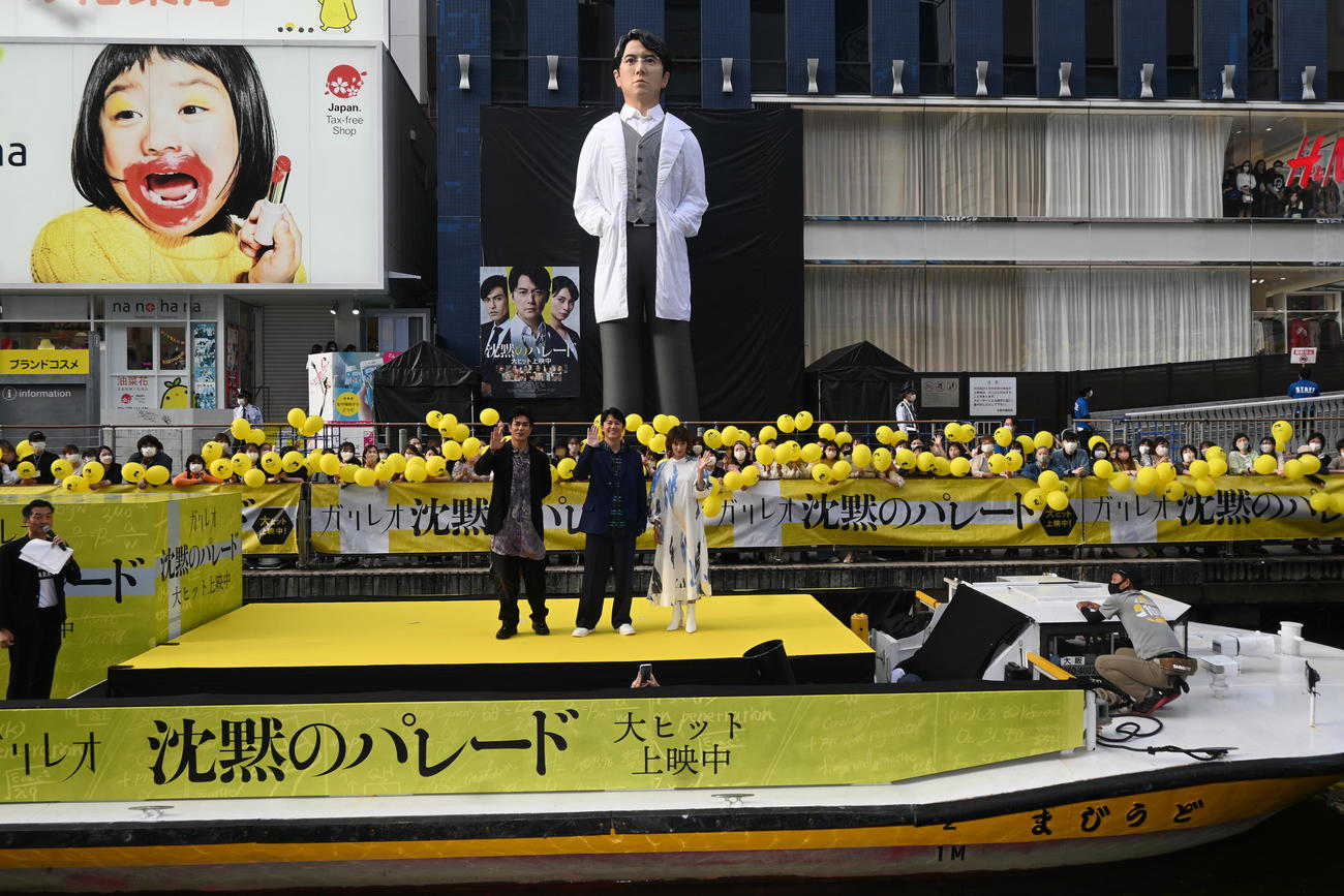 大阪・道頓堀に設置された「湯川先生像」をバックにでフォトセッションに臨む左から北村一輝、福山雅治、柴咲コウ（撮影・松浦隆司）