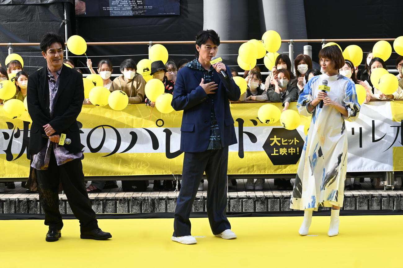 大阪・道頓堀で行われた映画「沈黙のパレード」の公開記念イベントに出席した北村一輝、福山雅治、柴咲コウ（撮影・松浦隆司）