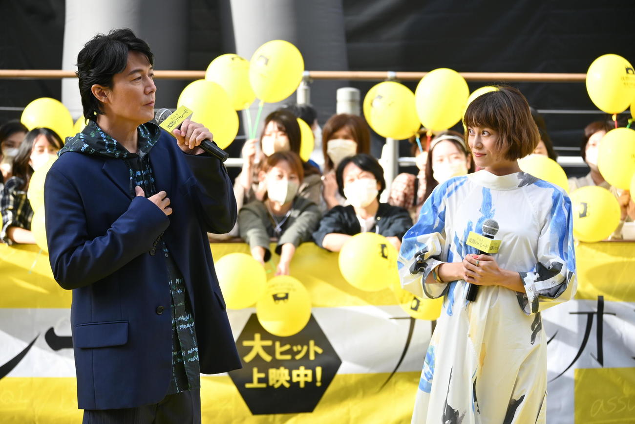 大阪・道頓堀で行われた映画「沈黙のパレード」の公開記念イベントに出席した福山雅治（左）、柴咲コウ（撮影・松浦隆司）