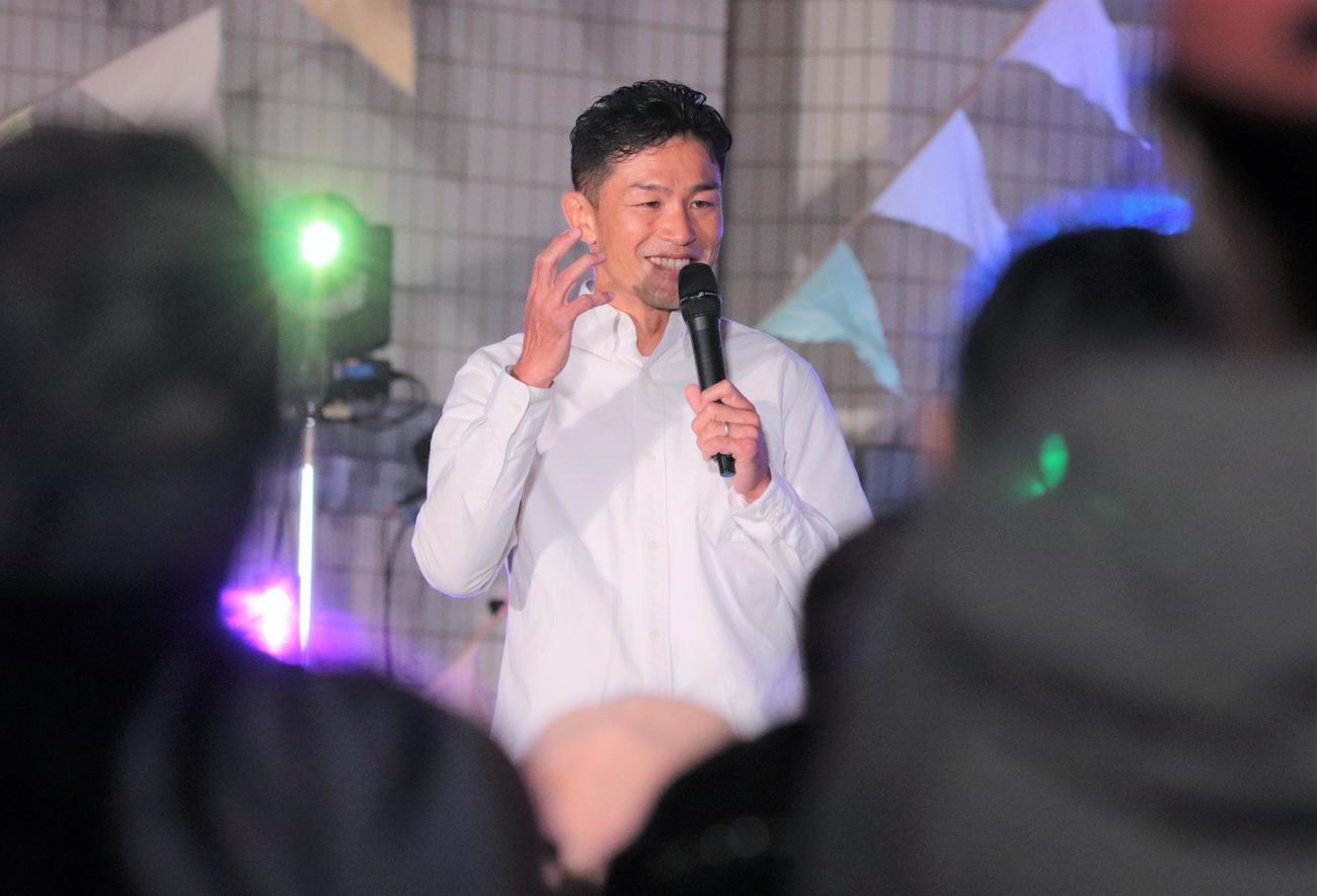 「PEACE DAY2022＠代々木公園」でトークステージに詰めかけた人々に語りかける元ラグビー日本代表主将の広瀬俊朗氏（撮影・藤塚大輔）