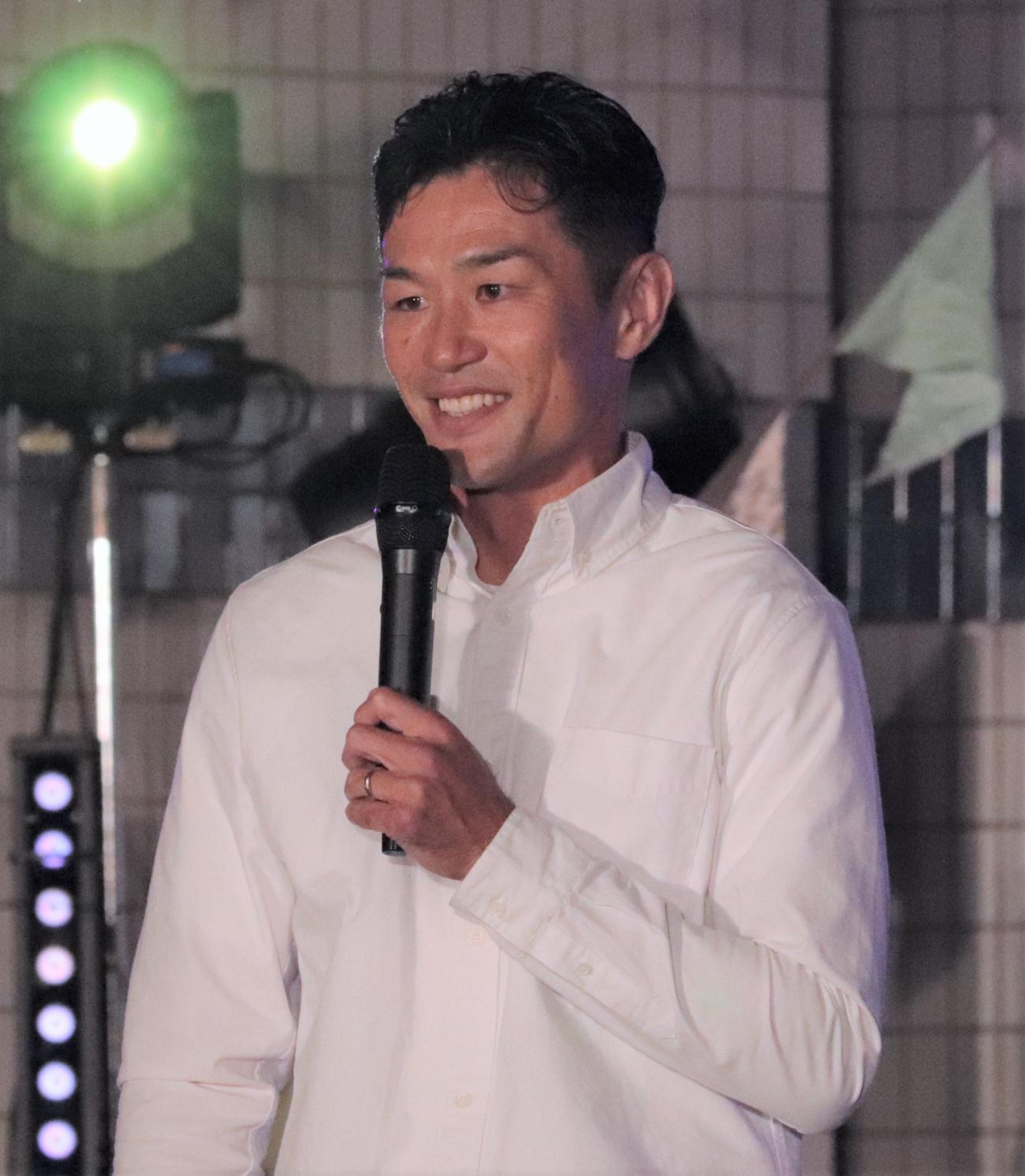 「PEACE DAY2022＠代々木公園」でトークステージに詰めかけた人々に語りかける元ラグビー日本代表主将の広瀬俊朗氏（撮影・藤塚大輔）