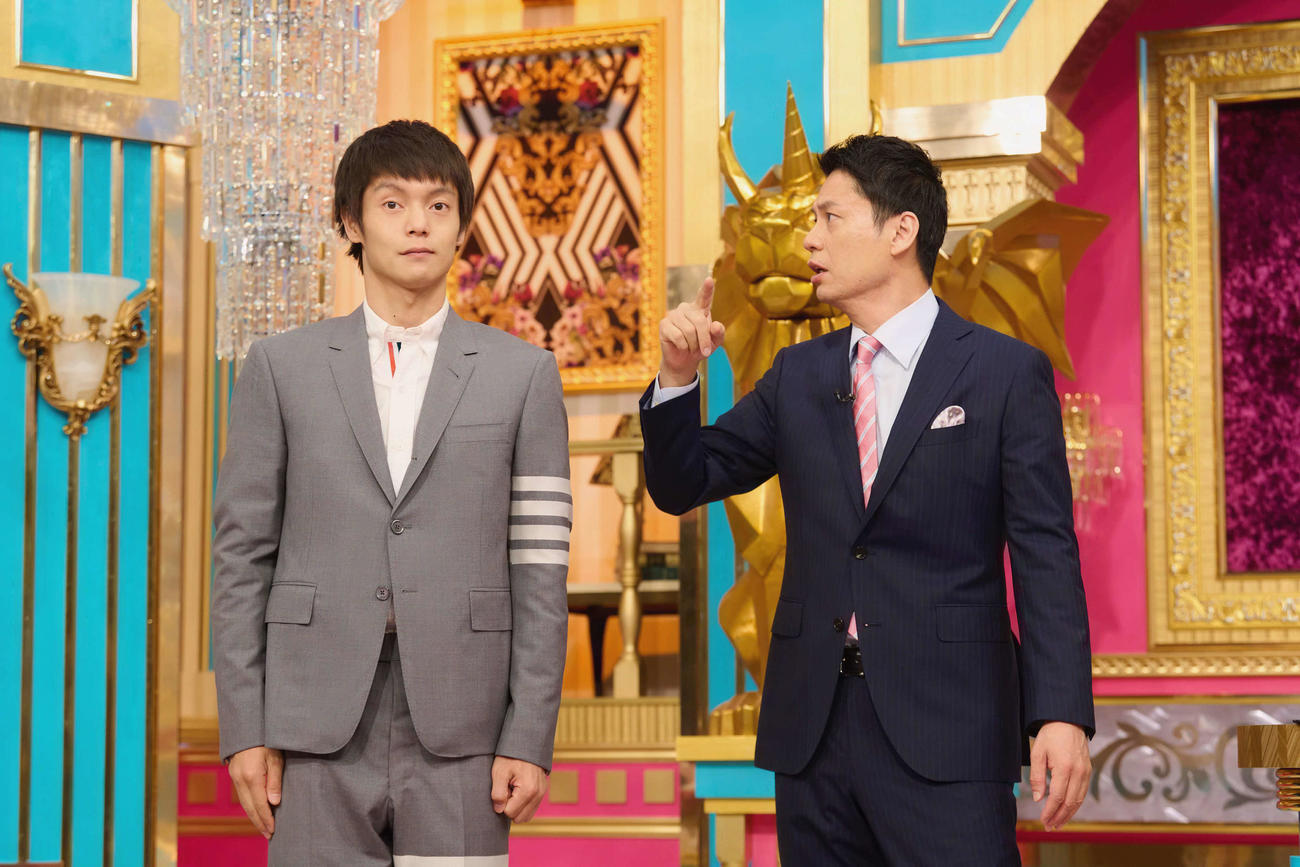 バカリズム原案・脚本の日本テレビ系ドラマ「ノンレムの窓　2022・秋」で演技をする窪田正孝（左）