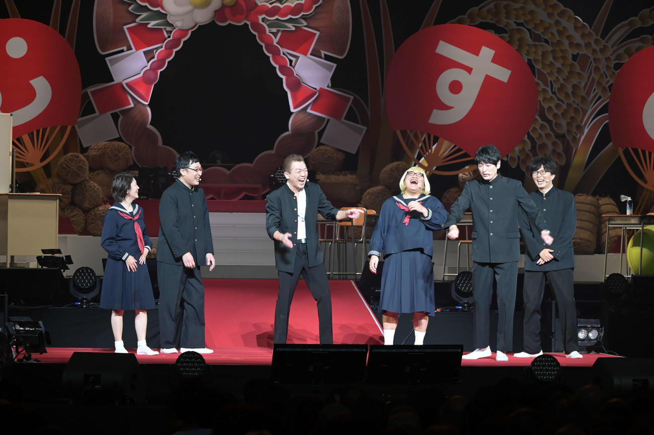 学生服姿で登場した、左から外山恵理アナ、山里亮太、玉袋筋太郎、カンニング竹山、博多大吉、土屋礼央