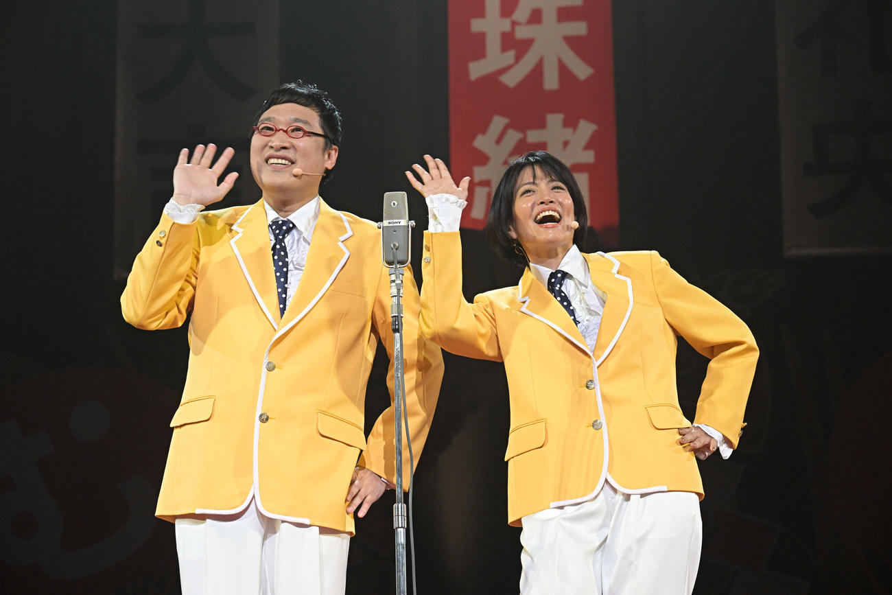 「たまむすびin武道館～10年の実り大収穫祭！～」で漫才を披露した赤江珠緒（右）と山里亮太