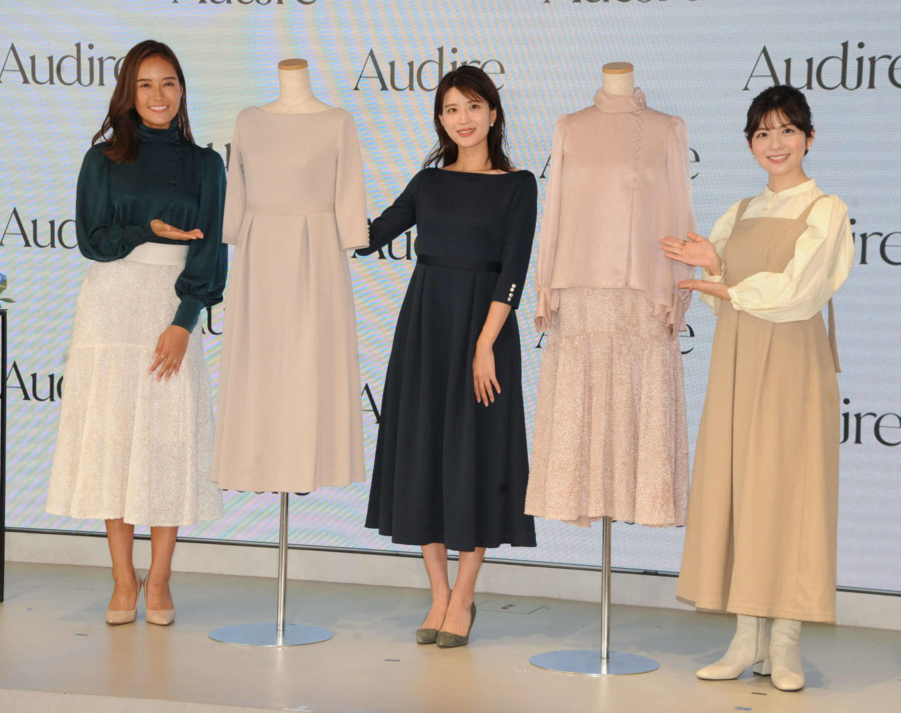 日本テレビのアパレル事業「Audire」ローンチ記者会見で、実際に商品を着用してPRする、左から忽滑谷こころアナ、郡司恭子アナ、佐藤真知子アナ（撮影・松尾幸之介）