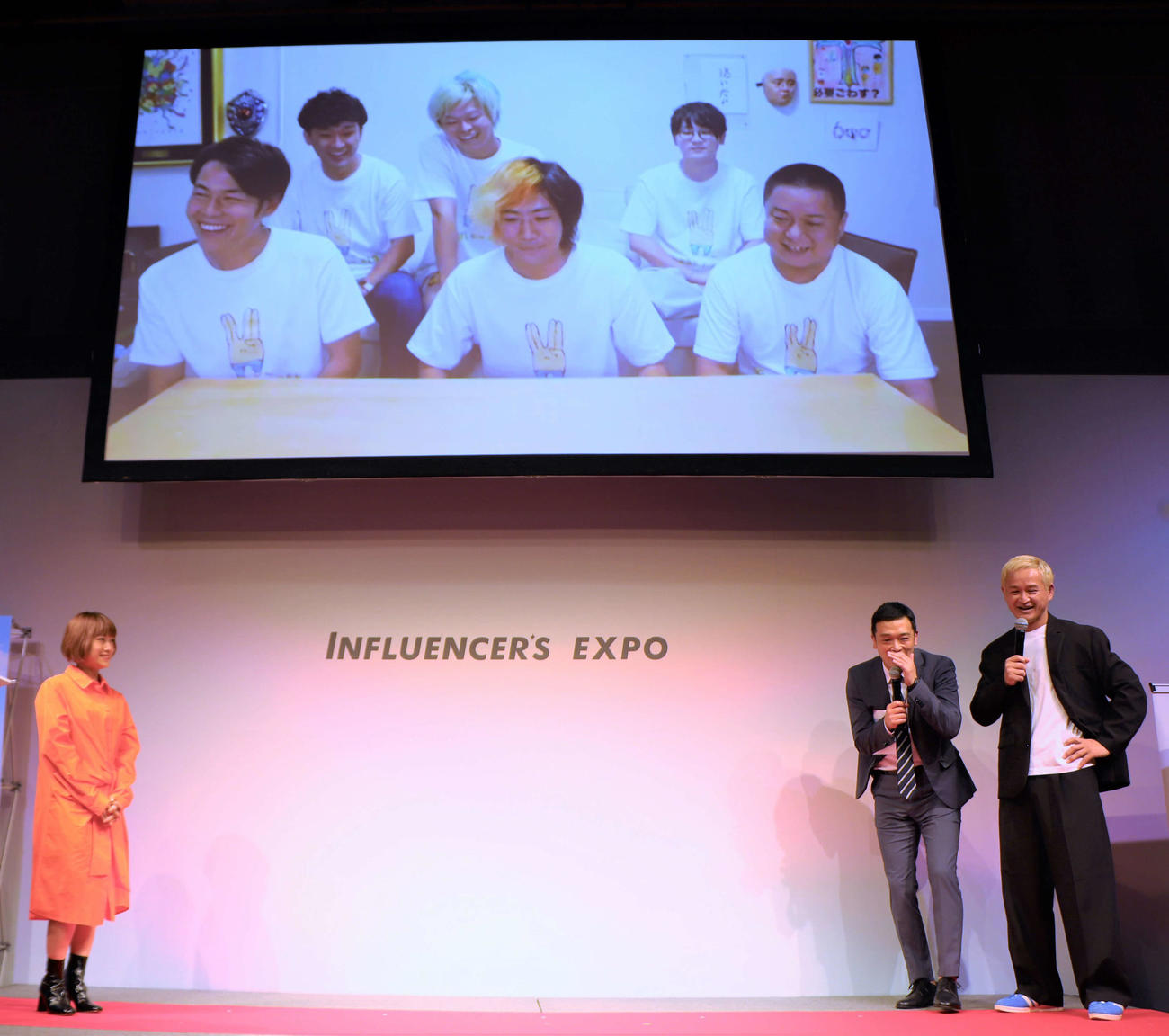 「第4回　Influencer’s EXPO 2022 A／W」にオンラインで出席した、スクリーンの前列左から東海オンエアのりょう、てつや、ゆめまる、後列左からとしみつ、しばゆー、虫眼鏡、ステージ上は左からIMALU、ガリットチュウの熊谷茶、福島善成（撮影・藤塚大輔）