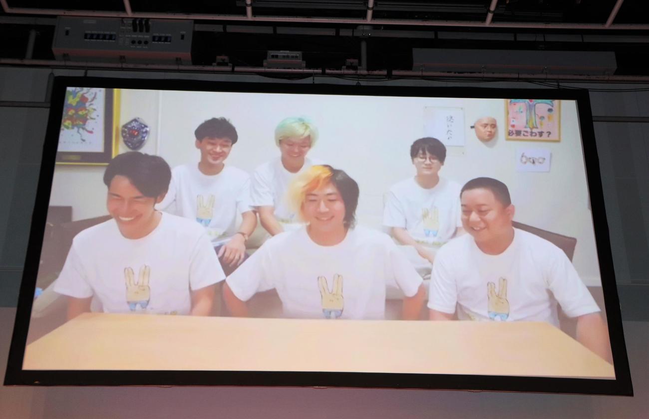 「第4回　Influencer’s EXPO 2022 A／W」にオンラインで出席しゲーム部門で「インフルエンサーズアワード2022」を受賞した、スクリーン前列左から東海オンエアのりょう、てつや、ゆめまる、後列左からとしみつ、しばゆー、虫眼鏡（撮影・藤塚大輔）
