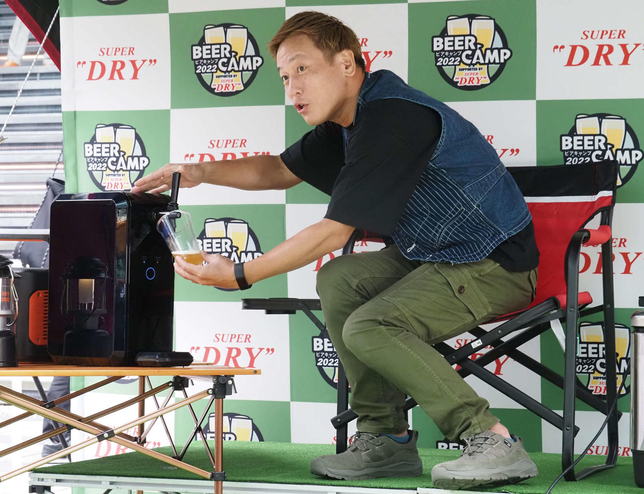 ビールを注ぐじゅんいちダビッドソン（撮影・遠藤尚子）