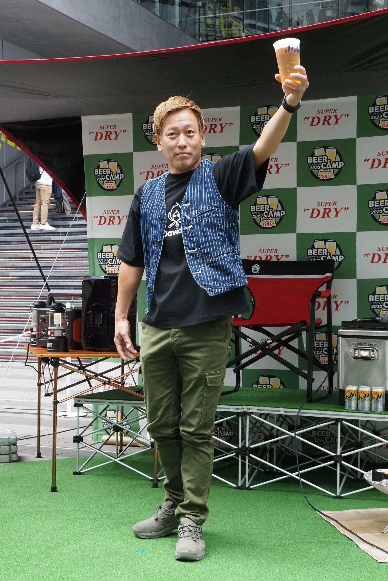 自身で注いだビールを掲げるじゅんいちダビッドソン（撮影・遠藤尚子）