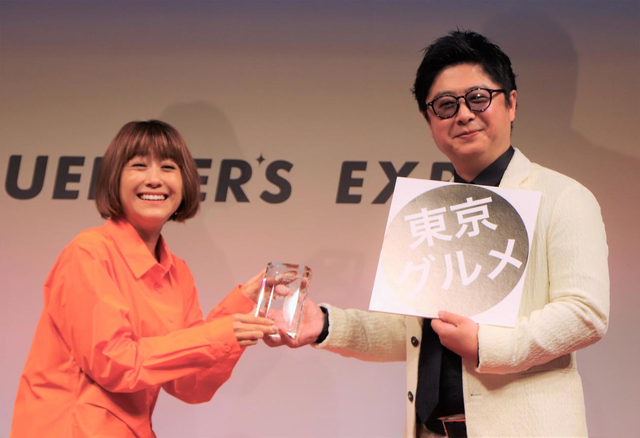 「第4回　Influencer’s EXPO 2022 A／W」の「インフルエンサーズアワード2022」授賞式で笑顔を見せるIMALU（左）と東京グルメのマネジャー（撮影・藤塚大輔）