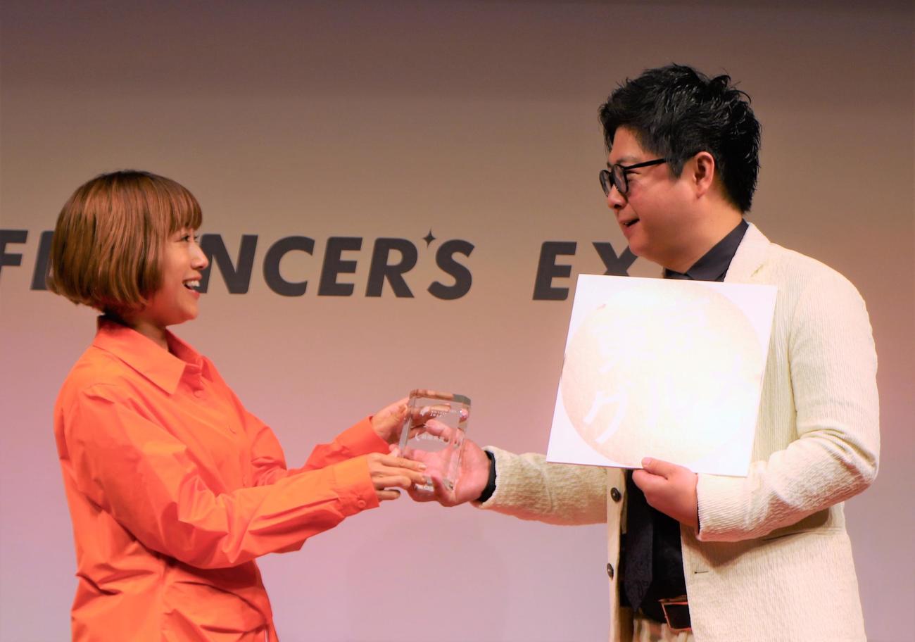 「第4回　Influencer’s EXPO 2022 A／W」の「インフルエンサーズアワード2022」授賞式で話をするIMALU（左）と東京グルメのマネジャー（撮影・藤塚大輔）