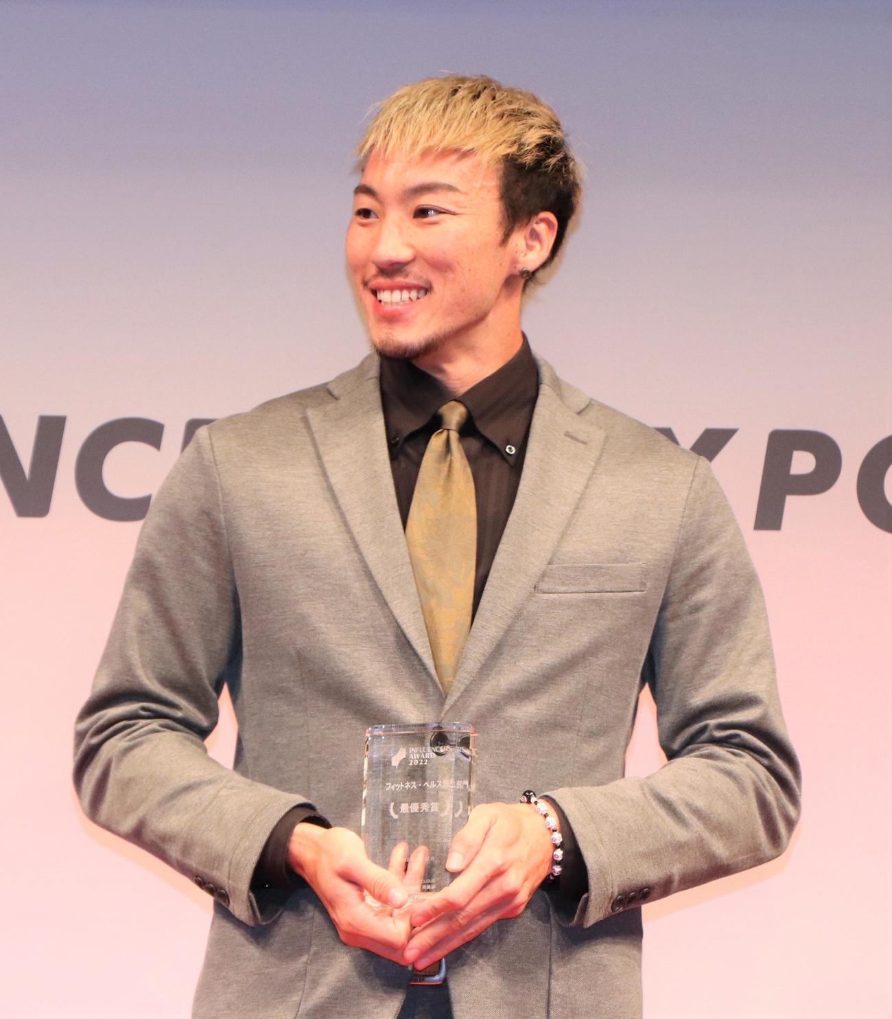 「第4回　Influencer’s EXPO 2022 A／W」で「インフルエンサーズアワード2022」を受賞したイヌイサン（撮影・藤塚大輔）