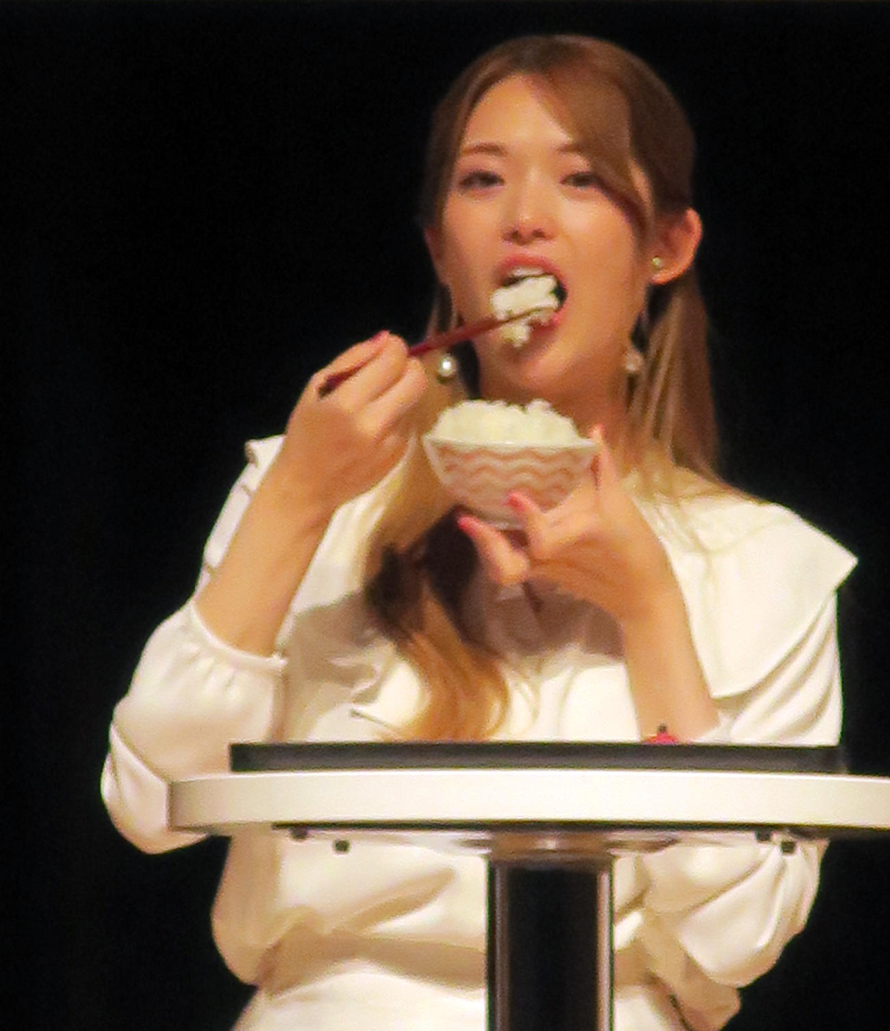 「JAグループお米消費拡大アンバサダー」2年目記者発表会でお米をほおばる松村沙友理